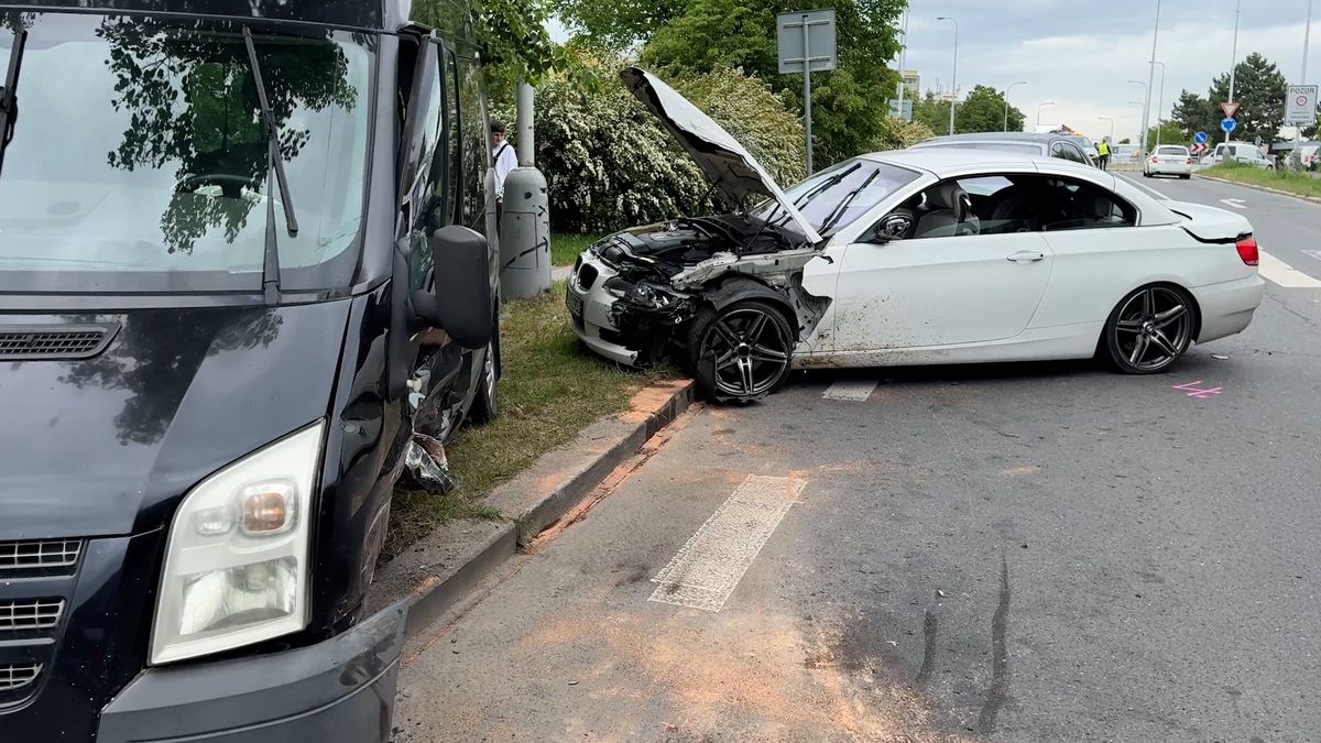 Řidič hledaného BMW v Praze naboural dodávku a rolls royce. Se spolujezdcem pak utekli do lesa